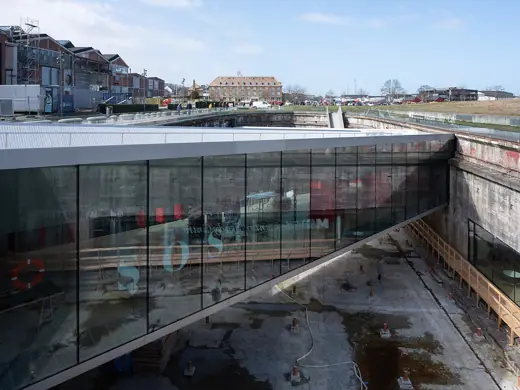 Photo 2: Exterior