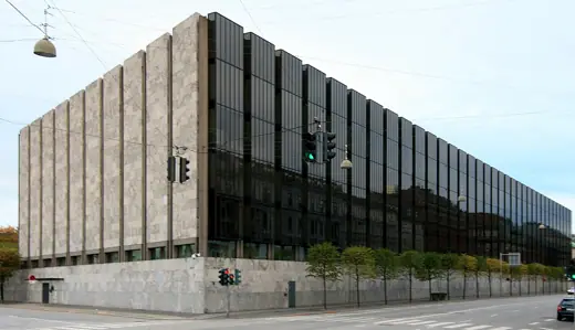 Photo 1: Exterior