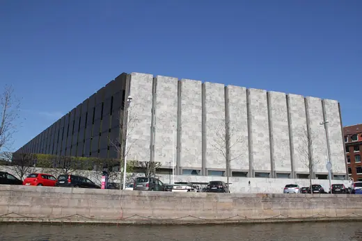 Photo 4: Exterior