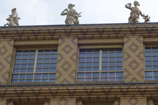 Photo 2: Exterior