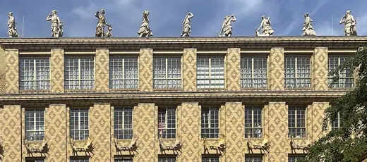 Photo 4: Exterior · Gelbes Haus, Rather Straße 49e, Figuren auf Dachfirst, Düsseldorf-Derendorf