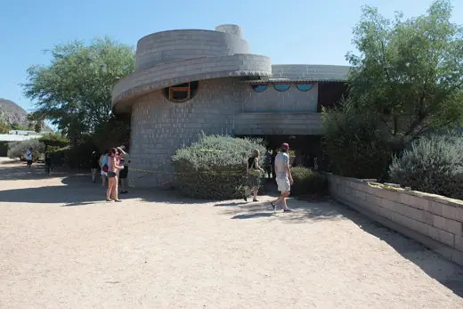 Photo 4: Exterior