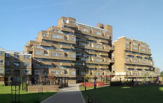 Photo 2: Exterior