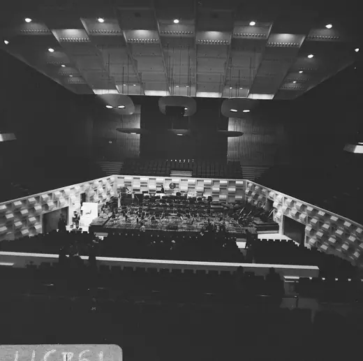 Photo 4: Interior