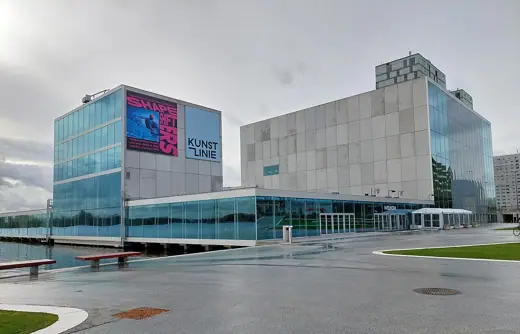 Photo 3: Exterior · Kunstlinie Almere Flevoland aan de Esplanade en het Weerwater in Almere