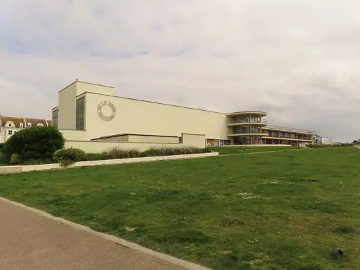 Photo 3: Exterior · Bexhill - De la Warr Pavilion