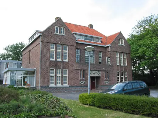 Photo 2: Exterior · De Vonk vacation hostel, Noordwijkerhout, entrance (architect J.J.P