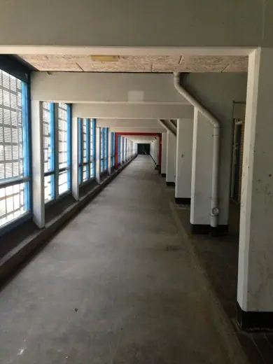 Photo 6: Interior · De binnenstraat in honingraatflat Kleiburg in Amsterdam Zuidoost