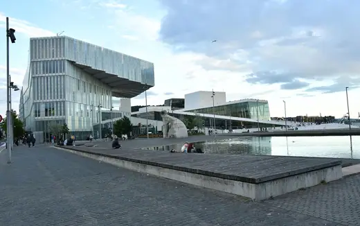 Photo 4: Exterior · Anne Cath Vestlys plass i kveldslys med Deichman og Operaen