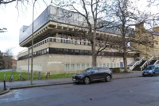 Photo 1: Exterior
