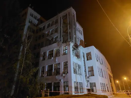 Photo 2: Exterior