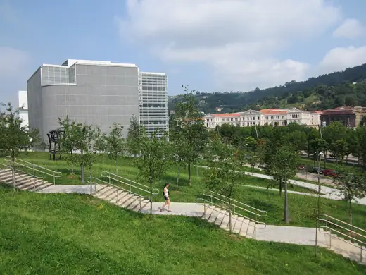 Photo 4: Exterior · Gorka J