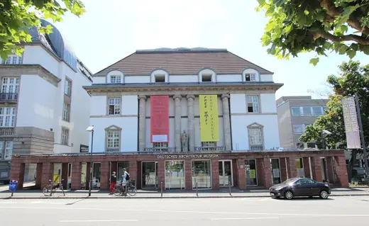 Photo 2: Exterior · 60596 Frankfurt am Main, Schaumainkai 43