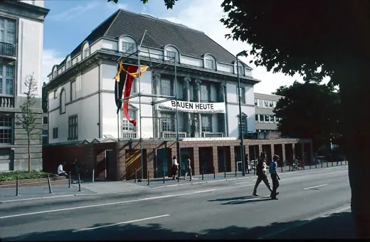 Photo 4: Exterior