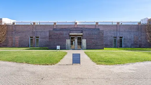 Photo 1: Exterior