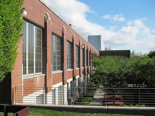 Photo 4: Exterior