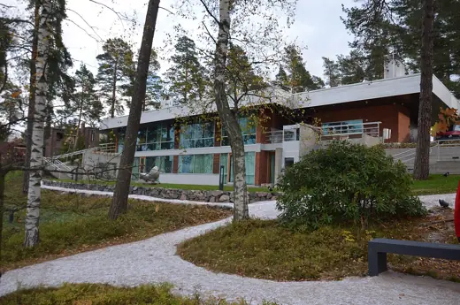 Photo 2: Exterior