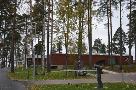 Photo 3: Exterior