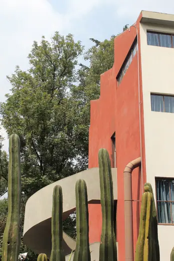 Photo 3: Exterior