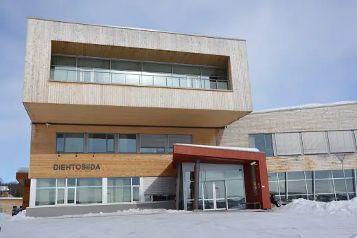 Photo 1: Exterior