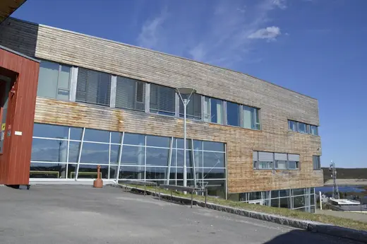Photo 2: Exterior