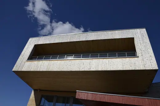 Photo 3: Exterior