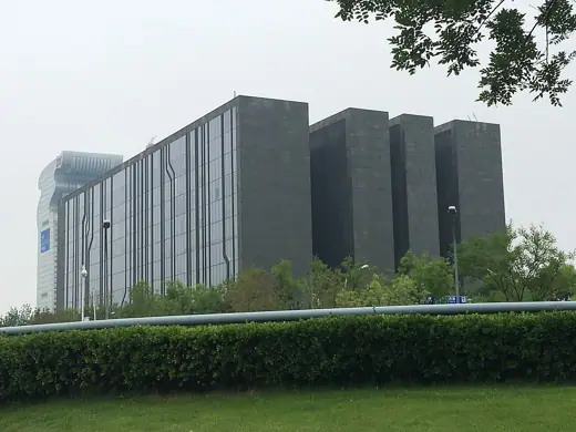 Photo 4: Exterior