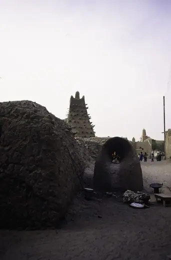 Photo 6: Context · A burning bread oven with the tower (minaret) of the Djinguereber mosque in the background