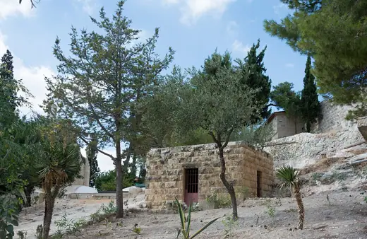 Photo 3: Exterior