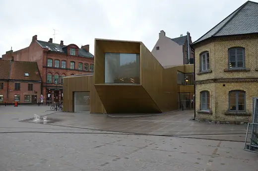 Photo 1: Exterior