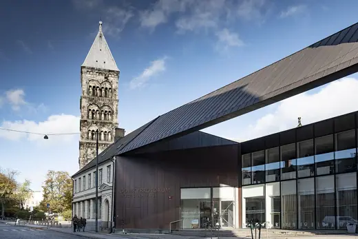 Photo 2: Exterior