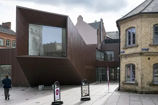 Photo 3: Exterior