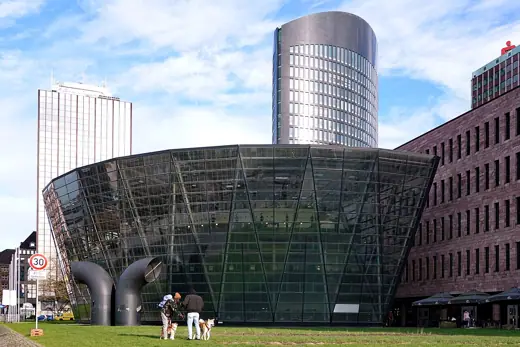 Photo 2: Exterior
