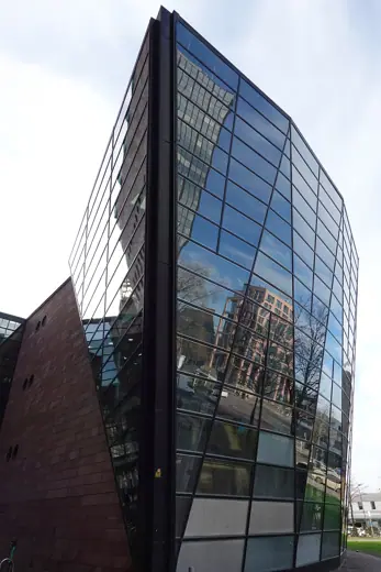 Photo 4: Exterior