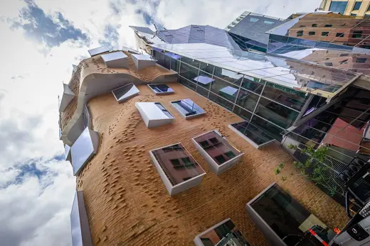 Photo 4: Exterior