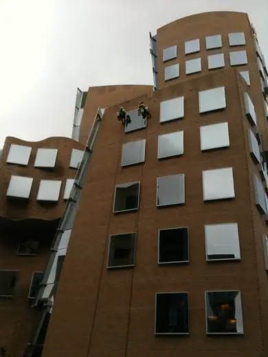Photo 6: Detail · Window cleaning the Chau Chak WIng
