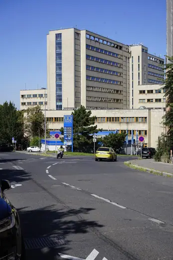 Photo 1: Exterior