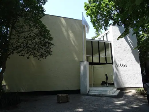 Photo 2: Exterior
