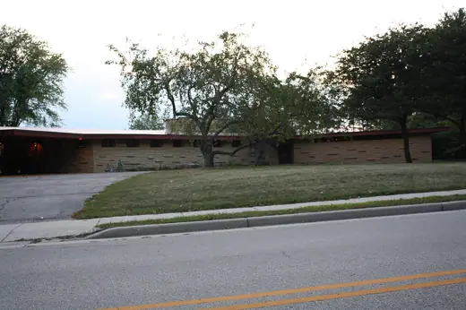 Photo 2: Exterior