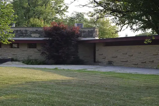 Photo 3: Exterior