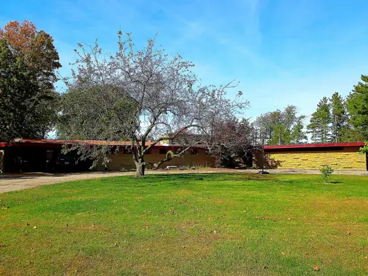 Photo 1: Exterior