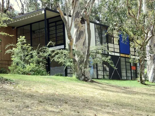 Photo 2: Exterior