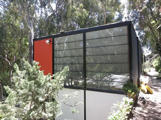 Photo 3: Exterior