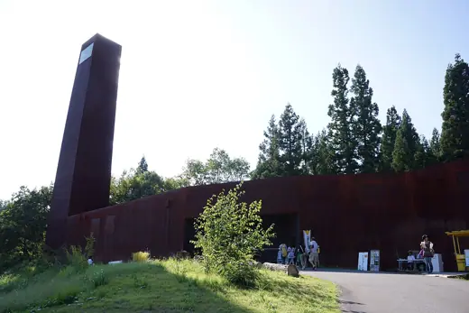 Photo 1: Exterior