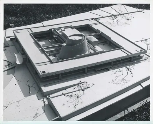 Photo 6: Model · Maqueta donde se pueden apreciar los espacios centrales del edificio de la CEPAL en Santiago de Chile
