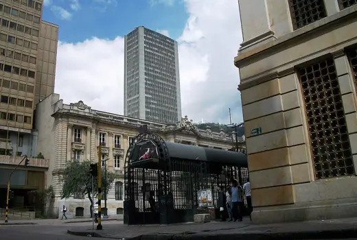 Photo 2: Exterior · Edificio Avianca desde el Eje Ambiental con la carrera Octava