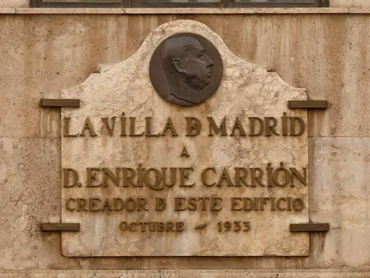 Photo 5: Detail · Edificio Carrión, placa