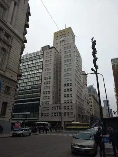 Photo 1: Exterior · El edificio COMEGA, en la esquina de las avenidas Leandro N