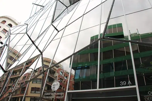 Photo 4: Exterior