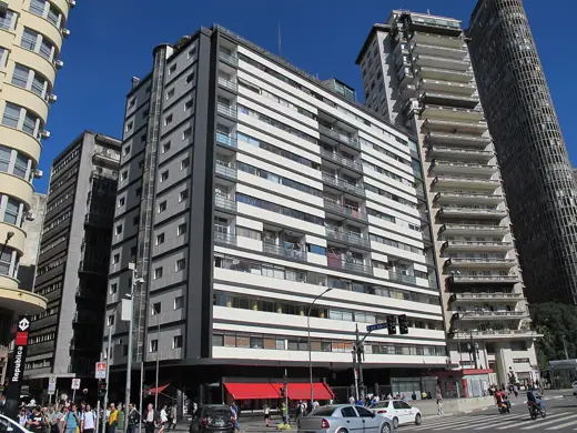 Photo 4: Exterior · Edifício Esther (center), with Edifício São Tomas and Edifício Itália to the right